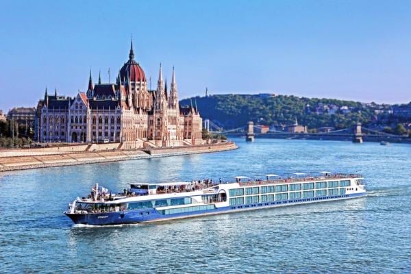 vista_exterior_hungary_budapest_danube_parliament_blur
